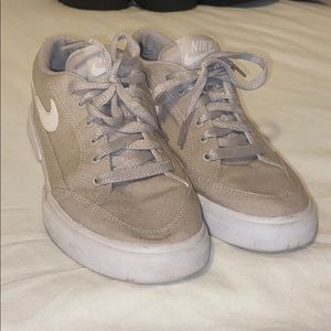 TAN AND WHITE NIKE Janoski‘s
